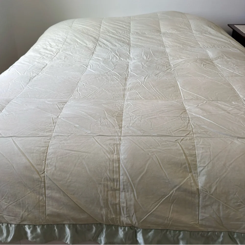 Vintage Quilt Hand Crafted Bedspread Leaf Pattern Cotton Silk Trim Cabin Green